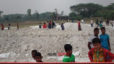 মেঘনার তীরে সারের মজুদ