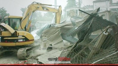 নওগাঁয় সওজের উচ্ছেদ অভিযান