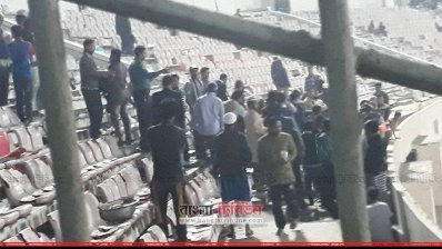 প্রিমিয়ার লিগের ম্যাচ চলার সময় গ্যালারিতে ছড়িয়ে পড়ে উত্তেজনা। ছবি-তানজীম আহমেদ