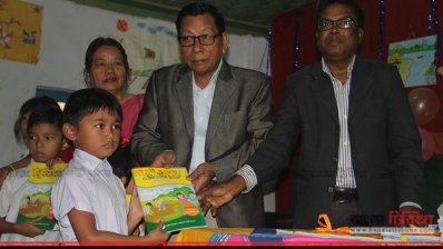 বনরূপা মডেল প্রাথমিক বিদ্যালয়ে ক্ষুদে শিক্ষার্থীদের মাঝে বই বিতরণ
