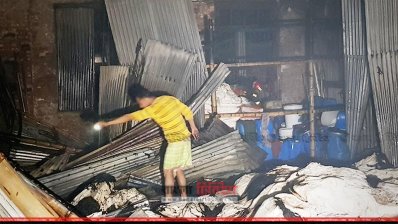 আগুনে পুড়ে যাওয়া কারখানার ভেতরের একটি অংশ