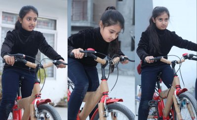 সাইকেল চালানো শিখছে রাইসা