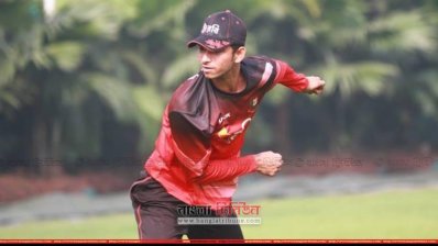 শুরুতে শুধু ব্যাটিং করলেও এখন তিনি অফব্রেক বোলিংয়ে পারদর্শী