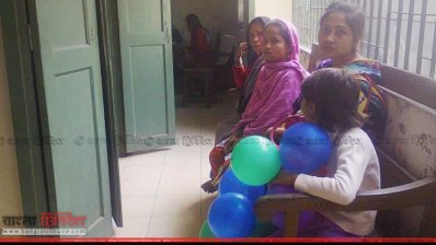 চিকিৎসা নিতে আসাদের একাংশ
