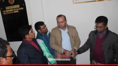 মাদকদ্রব্য নিয়ন্ত্রণ কর্মকর্তা নাজমুল কবিরকে গ্রেফতার করা হচ্ছে