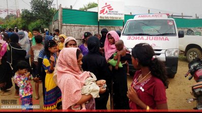 চিকিৎসাকেন্দ্রে রোহিঙ্গা নারী-পুরুষের ভিড় (ছবি- প্রতিনিধি)