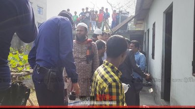এ রুমের তালা ভেঙে লাশ দুটো উদ্ধার করে পুলিশ