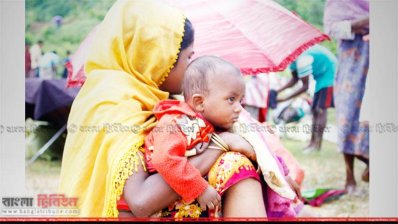 চিকিৎসাকেন্দ্রে ছেলেকে নিয়ে এসেছেন এক রোহিঙ্গা নারী (ছবি- প্রতিনিধি)