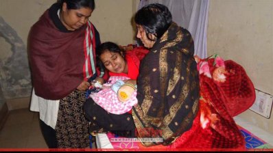 শিশু শর্মিষ্ঠার মৃত্যুর পর কান্নায় ভেঙে পরে তার আত্মীয়রা 
