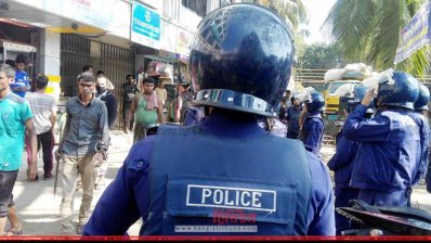 বিএনপি নেতাকর্মীদের ছত্রভঙ্গ করে দেওয়ার পর তিন জনকে আটক করে পুলিশ