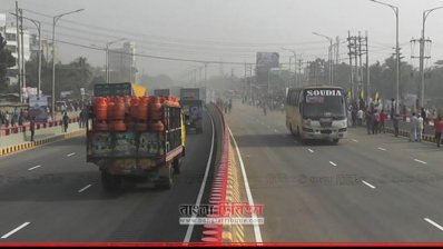 উদ্বোধনের পর ফ্লাইওভারে শুরু হয় যান চলাচল