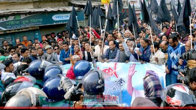 পুলিশ-বিএনপি নেতাকর্মীরা মুখোমুখি (ছবি- প্রতিনিধি)