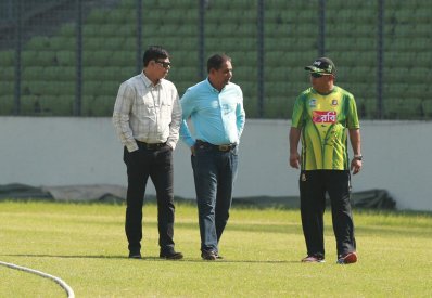 দুই নির্বাচক মিনহাজুল আবেদীন ও হাবিবুল বাশারের সঙ্গে দল নিয়ে আলোচনায় ব্যস্ত খালেদ মাহমুদ সুজন। ছবি-বিসিবি