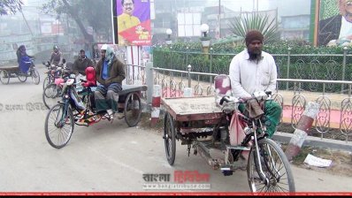তীব্র শীতে যাত্রী সংকটে রিকশা ও ভ্যানচালকরা
