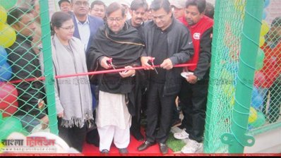 কৃত্রিম টার্ফের উদ্বোধন করছেন মন্ত্রী
