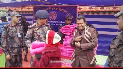 নীলফামারীতে শীতার্তদের মাঝে বিজিবির কম্বল বিতরণ
