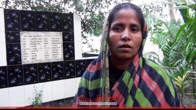 মেয়ের কবরের সামনে জাহানারা বেগম