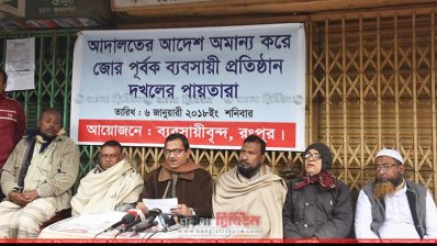সংবাদ সম্মেলনে লিখিত বক্তব্য পাঠ করছেন কামরুজ্জামান