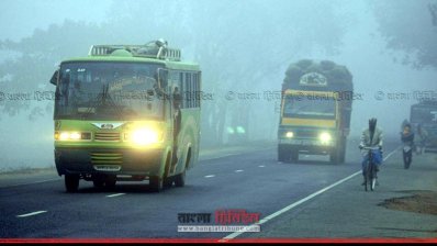 হেডলাইট জ্বালিয়ে চলছে গাড়ি