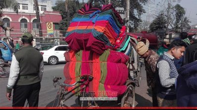 শীতের কাপড় কিনে নিয়ে যাচ্ছেন খুচরা বিক্রেতারা