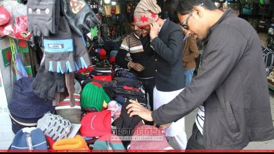 বঙ্গবাজারে শীতের কাপড়ের দোকানে ক্রেতার ভিড়