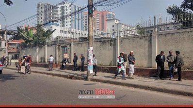 সোমবার দুপুরে সচিবালয়ের বাইরে রোদ পোহানোর দৃশ্য