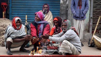 খড়কুটোতে আগুন জ্বালিয়ে উষ্ণতা খুঁজে নিচ্ছেন অনেকে