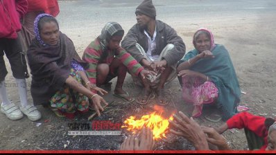 রাজশাহীতে আগুন জ্বালিয়ে শীত নিবারণের চেষ্টা