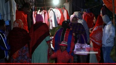 শীতের কাপড় বেচাকেনায় ধুম পড়েছে 