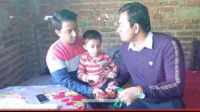 নির্যাতনের শিকার আয়াত উল্লাহকে দেখতে কক্সবাজার সদর উপজেলা নির্বাহী কর্মকর্তা মো. নোমান হোসেন 