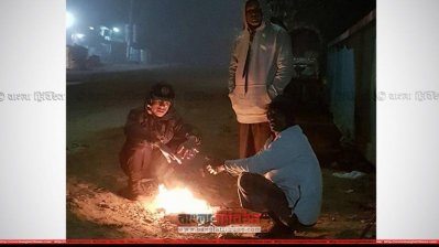 মৌলভীবাজারে আগুন জ্বেলে ঠাণ্ডা তাড়ানোর চেষ্টা 