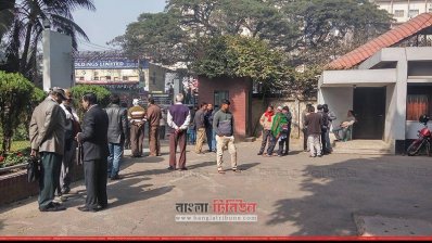 জাতীয় প্রেসক্লাবের গেটের ভেতরে রোদ পোহাচ্ছেন অনেকেই