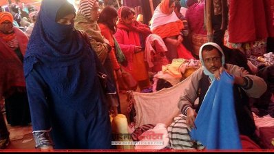 শীতবস্ত্র কিনছেন লোকজন