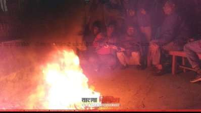 আগুন পোহাচ্ছে নিম্ন আয়ের লোকজন