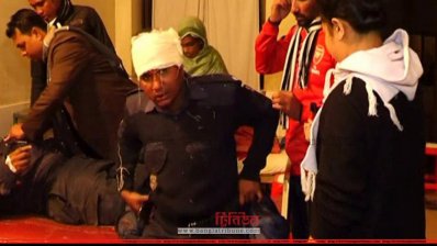 আহত পুলিশ সদস্যদের চিকিৎসা দেওয়া হচ্ছে