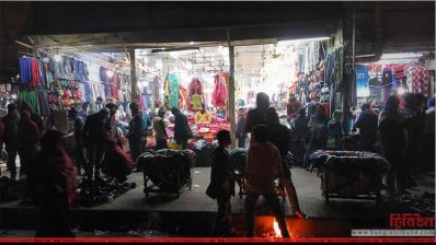 বেচাকেনার ফাঁকে আগুন পোহানো