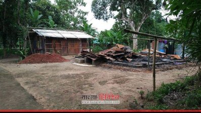 ধ্বংসস্তূপের পাশেই কোনওমতে মাথাগোঁজার ঠাঁই তৈরি করেছেন লংগদুর বাসিন্দারা