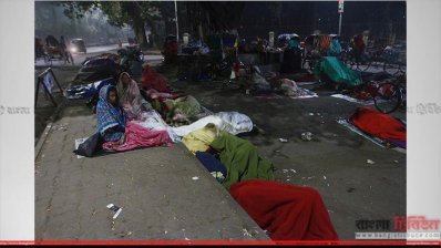 ফুটপাতে রাত্রিযাপন