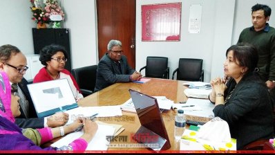 কর্মকর্তাদের সঙ্গে মতবিনিময় করছেন তথ্য প্রতিমন্ত্রী তারানা হালিম