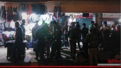 ফার্মগেটের ফুটপাতে শীতের কাপড় কেনার ভিড়