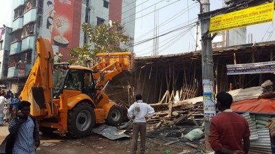 মিরপুর ১ নম্বরে অবৈধ স্থাপনা উচ্ছেদ করছে ডিএনসিসি (ছবি: সংগৃহীত)
