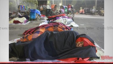 কারও গায়ে আছে পাতলা কম্বল, কারও তাও নেই