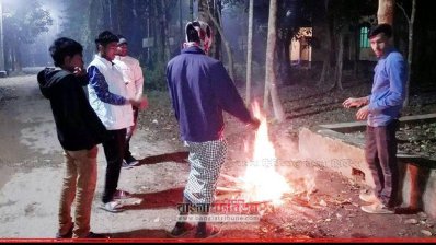 প্রচণ্ড শীতে আগুনের তাপে উষ্ণতার সন্ধান