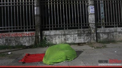 ফুটপাতে ঘুমাচ্ছেন এক ছিন্নমূল মানুষ