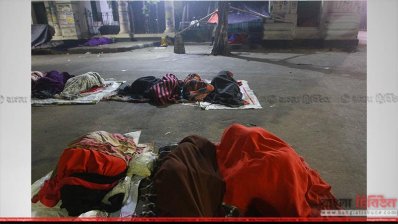 হাইকোর্টের মাজারের সামনের ফুটপাতে ঘুমন্ত মানুষ