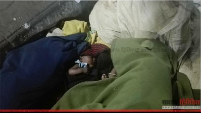 শীতের রাতে মা-বাবার সঙ্গে ফুটপাতে ঠাঁই হয়েছে এ শিশুর
