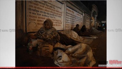 ফুটপাতেই ঠাঁই নিয়েছেন এই নারী