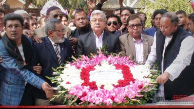 বঙ্গবন্ধুর সমাধিতে পুষ্পস্তবক অর্পণ করছেন নারায়ণ চন্দ্র চন্দ (ছবি- প্রতিনিধি)
