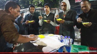 শীত বাড়লে ভিড় বাড়ে রাজধানীর ভাপা পিঠার দোকানে