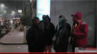 শীতে নাক মুখ ঢেকে চলছে আড্ডা